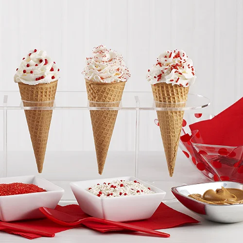 conos de helado de fresa y crema batida