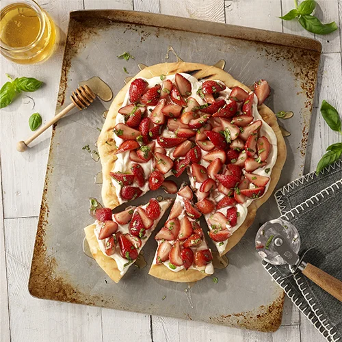 Postre de pizza a la parrilla con fresas y albahaca
