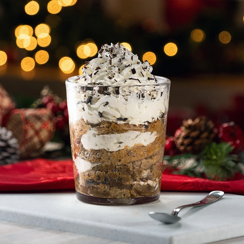 tiramisú de chocolate con crema batida